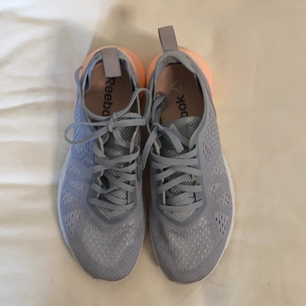 Tennis shoes